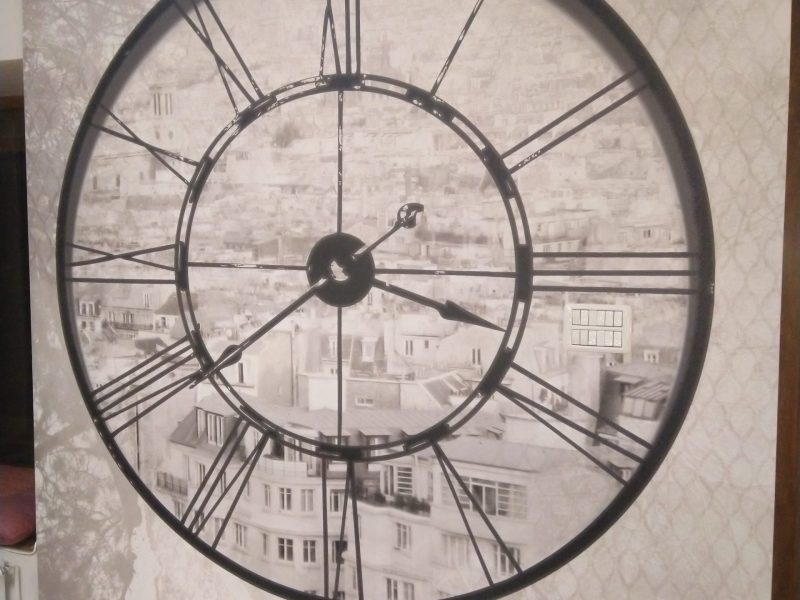 lucrari-montaj-tapet-timisoara-vintage-clock